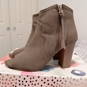 XOXO BRYCE BOOTIE ankle peep toe size 7.5